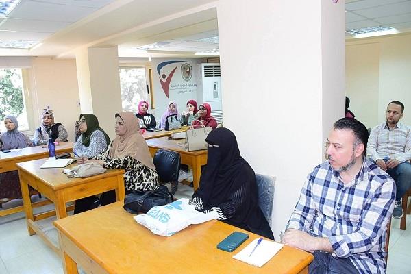 جامعة سوهاج تنظم برنامجًا تدريبيًا للعاملين بالإدارات المركزية والكليات لتطوير وتحسين الأداء الوظيفي 