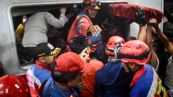 ارتفاع ضحايا تصادم قطاري إندونيسيا إلى 15 قتيلًا و88 مصابًا