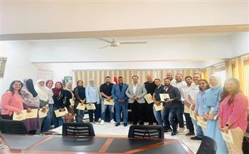 وكيل وزارة صحة البحر الأحمر يعقد اجتماعًا مع إدارة العلاج الحر ويكرّم فريق العمل