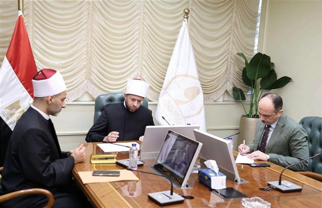 وزير الأوقاف يجتمع بمديري المديريات الحدودية عبر تقنية الاتصال المرئي لمتابعة العمل الدعوي والمجتمعي