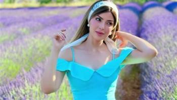 ميرنا جميل تخطف الأنظار بإطلالة صيفية 