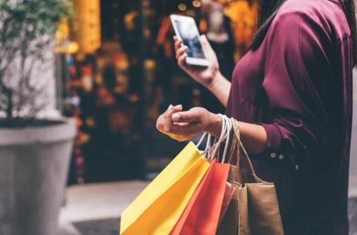 هل تصرفين أموالك بلا وعي؟.. إشارات تحذيرية انتبهي لها
