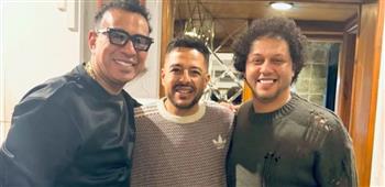 محمود الليثي يثير فضول جمهوره بصورة تجمعه بحماقي.. فما القصة؟