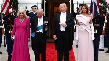 يخرق البروتوكول.. فستان ميلانيا ترامب في مأدبة الملك تشارلز يثير الانتقادات
