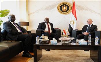 وزير الاستثمار يبحث مع نظيره بجنوب السودان تعزيز التعاون  الاستثماري والتجاري 