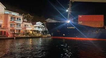 مشهد خيالي.. جنوح سفينة عملاقة نحو منزل على البوسفور (فيديو)