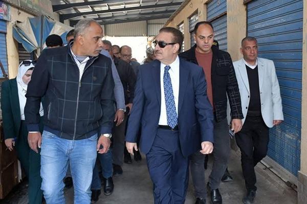 محافظ بورسعيد يتابع أعمال تنظيم الباعة بمحيط الأسواق لتحقيق السيولة المرورية 