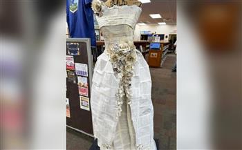 شاهد.. فستان زفاف من صفحات الكتب التالفة