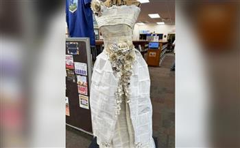 شاهد.. فستان زفاف من صفحات الكتب التالفة