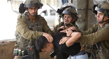 الاحتلال الإسرائيلي يعتقل مالايقل عن 17 فلسطينيًا من مدن الضفة