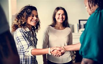 هل الأحاديث البسيطة تقربك من الآخرين أكثر مما تتوقعين؟.. دراسة تكشف السر