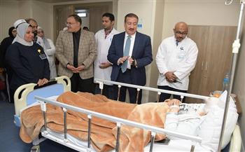 في جولة مفاجئة.. محافظ بورسعيد يتفقد مجمع الشفاء الطبي لمتابعة مستوى الخدمات