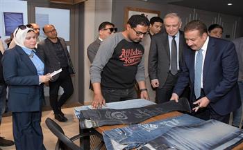 احتفالًا بـعيد العمال .. محافظ بورسعيد يقود جولات ميدانية بالمصانع داخل المنطقة الحرة