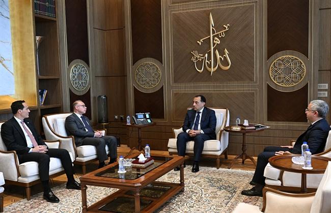 رئيس الوزراء يُصدر قرارين بتعيين الدكتور محمد عوض رئيسًا تنفيذيًا لهيئة الاستثمار وإيمان منصور نائبًا