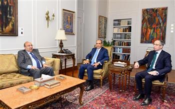 مباحثات بين وزير الخارجية ورئيس اللجنة الوطنية لمكافحة الهجرة غير الشرعية لتعزيز جهود الدولة