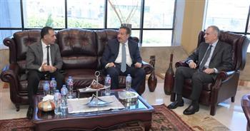 محافظ بورسعيد يبحث تطوير حركة العمل بالمنطقة الحرة ويوجه بحلول مرورية لتيسير حركة العاملين