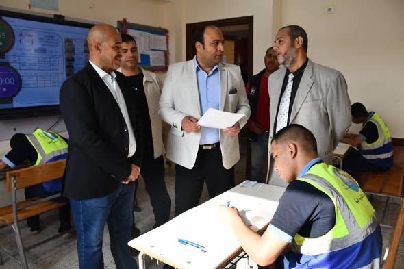 رئيس مياه الجيزة يتابع سير اختبارات آخر العام لطلاب الصفين الأول والثاني بالمدرسة الثانوية الفنية لمياه الشرب 
