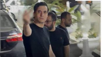 أمير عيد يثير جدلًا في عزاء والد طليقته وانسحاب المصورين من المكان