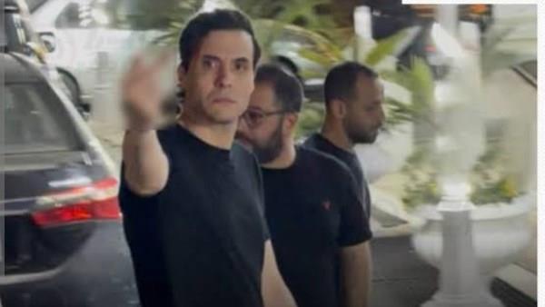 أمير عيد يثير جدلًا في عزاء والد طليقته وانسحاب المصورين من المكان