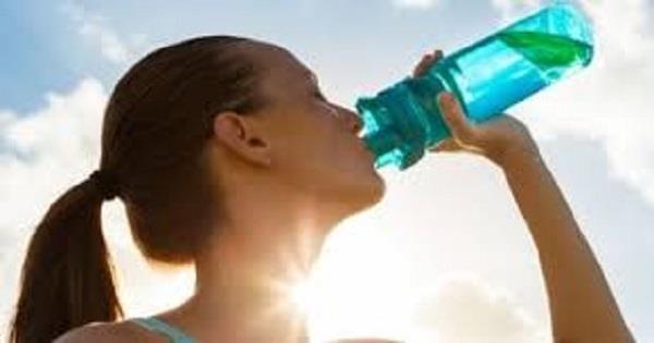 لماذا لا يكفي تناول الماء وحده لترطيب جسمك؟ تعرفي على الأسباب
