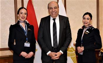  تقديرًا لتصرفهما الإنسانى المُشرف..   د. الحفنى: يشيد باحترافية مضيفتين جويتين من «مصر للطيران»