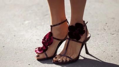 من الكلاسيك إلى الكاجوال.. تعرفي على أبرز أحذية ربيع وصيف 2026