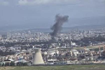 إعلام الاحتلال: إصابة إسرائيلي جراء سقوط شظايا صاروخية على منطقة في حيفا