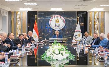 وزير الدولة للإنتاج الحربي يتابع سير العمل بالشركات التابعة للوزارة.. ويوجه بترشيد استهلاك الكهرباء