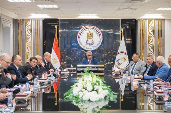 وزير الدولة للإنتاج الحربي يتابع سير العمل بالشركات التابعة للوزارة.. ويوجه بترشيد استهلاك الكهرباء 