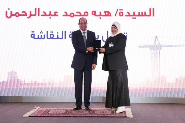 الرئيس السيسي يكرم عددًا من العاملين في مختلف القطاعات تقديرا لجهودهم