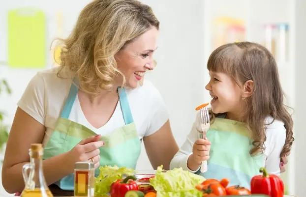 للأمهات.. لتعويد طفلك على عادات غذائية سليمة اتبعي تلك الطرق