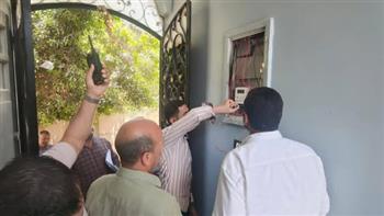 السكرتير العام لمحافظة المنيا يتابع من مركز السيطرة حملات الإزالة وطرق الأبواب بالمراكز التسع