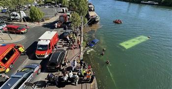 حافلة مدرسية تسقط في نهر السين شمال باريس وإنقاذ أربعة أشخاص