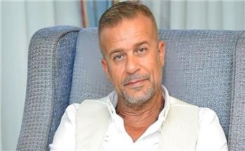 تفاصيل دور شريف منير في فيلم «ريد فلاج»