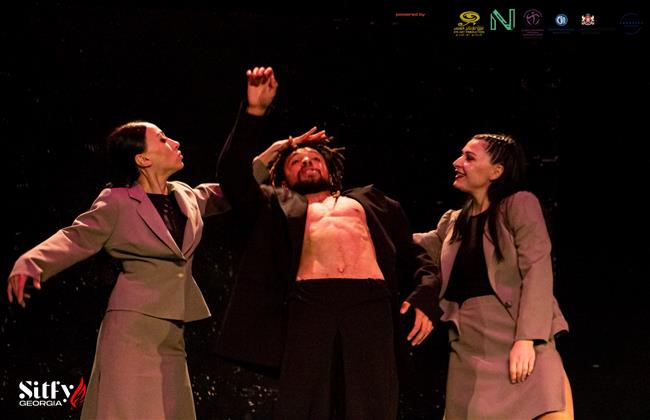مهرجان SITFY-Georgia يفتتح دورته الثانية بعرض «طرقات الموت»» على مسرح روستافيلي