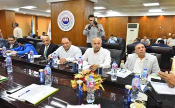 محافظ أسيوط يترأس اجتماع «الغرفة التجارية» ويؤكد تعزيز التعاون لجذب الاستثمارات ودعم الاقتصاد المحلي