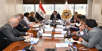 وزير الصناعة يبحث مع فولكس فاجن خطط التوسع في تصنيع السيارات بمصر