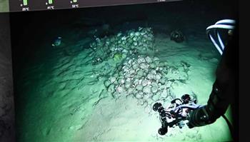 شاهد.. روبوت يلتقط كنوزًا من سفينة غارقة منذ القرن الـ16