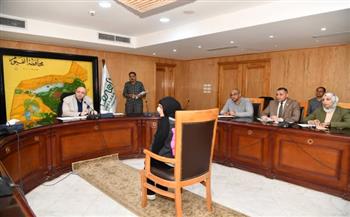 محافظ الفيوم يوجه بتوفير فرصتي عمل لفتاتين بالقطاع الخاص 