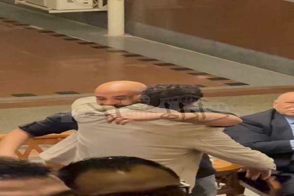 توافد عدد كبير من نجوم الفن والإعلام في عزاء والد حاتم صلاح 