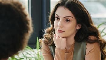 لماذا تلتزمين الصمت في بعض المواقف الاجتماعية؟.. علم النفس يفسر