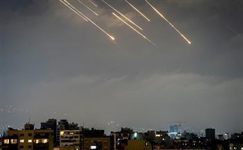 هيئة البث الإسرائيلية: سقوط شظايا صاروخ في 17 موقعا بـ 7 مدن وسط إسرائيل