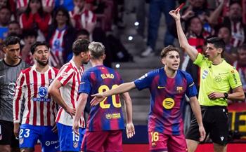 الدوري الإسباني.. طرد جونزاليس يشعل موقعة برشلونة وأتلتيكو مدريد  
