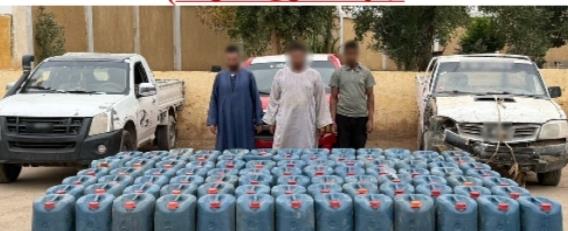 ضبط قرابة 5 أطنان مواد بترولية بحوزة متهمين في أسوان تمهيدًا لإعادة بيعها بالسوق السوداء