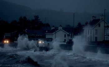 العاصفة "ديف" تتسبب في انقطاع الكهرباء عن آلاف المنازل في ويلز وأيرلندا الشمالية 