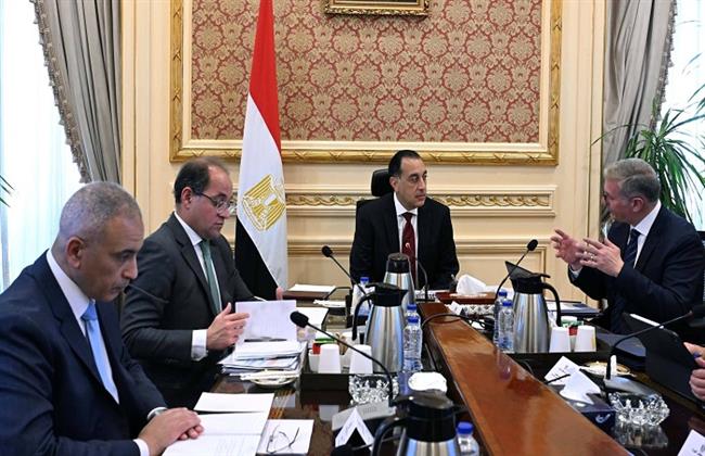 رئيس الوزراء يتابع مع وزيري المالية والبترول عددًا من ملفات العمل المشترك