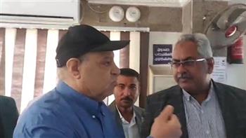 "لو مخلصتش تجيلي مكتبي".. نائب محافظ سوهاج يفاجئ مواطنًا لإنهاء معاناة استمرت لسنوات