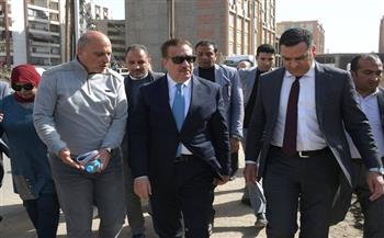 محافظ بورسعيد يتفقد سير العمل في مشروع إنشاء 22 برجًا استثماريًا بشارع الأمين بحي المناخ