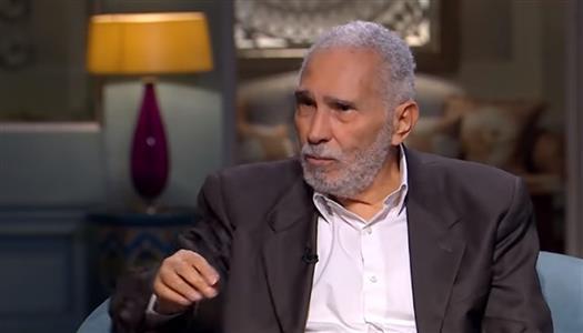 لم يوضع على جهاز تنفس صناعي.. نجل عبد الرحمن أبو زهرة يكشف تطورات حالته الصحية 