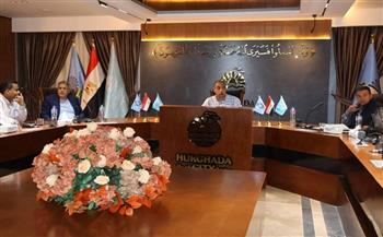 رئيس مدينة الغردقة يعقد اجتماعاً موسعاً لوضع خطط إنهاء الأعمال المتأخرة والمستجدة قبل نهاية العام المالي